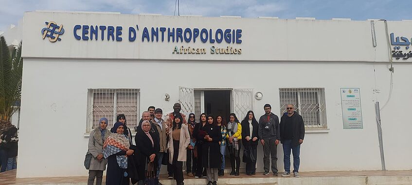 Rémi Tochokothe und Studierende vor dem Gebäude desder Universität Sousse vor dem Anthropologiezentrums / Afrikawissenchaften