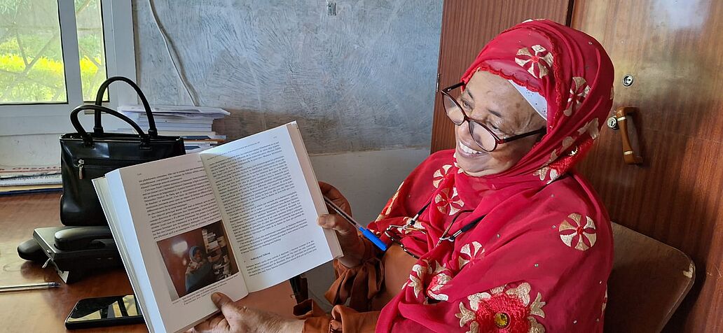 Frau Moinourou Said Charif mit Tchokothes Buch im Hand